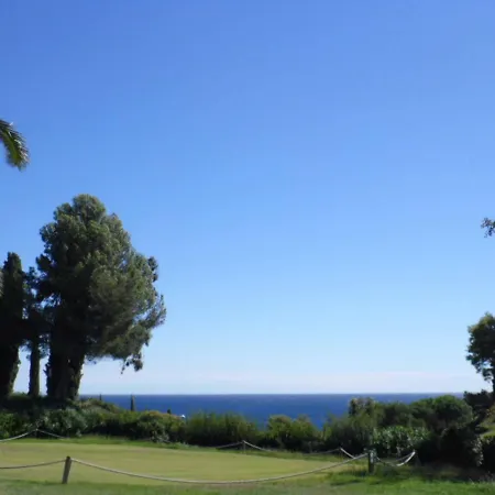 Garden Level With Sea View For 6 People Hotel *